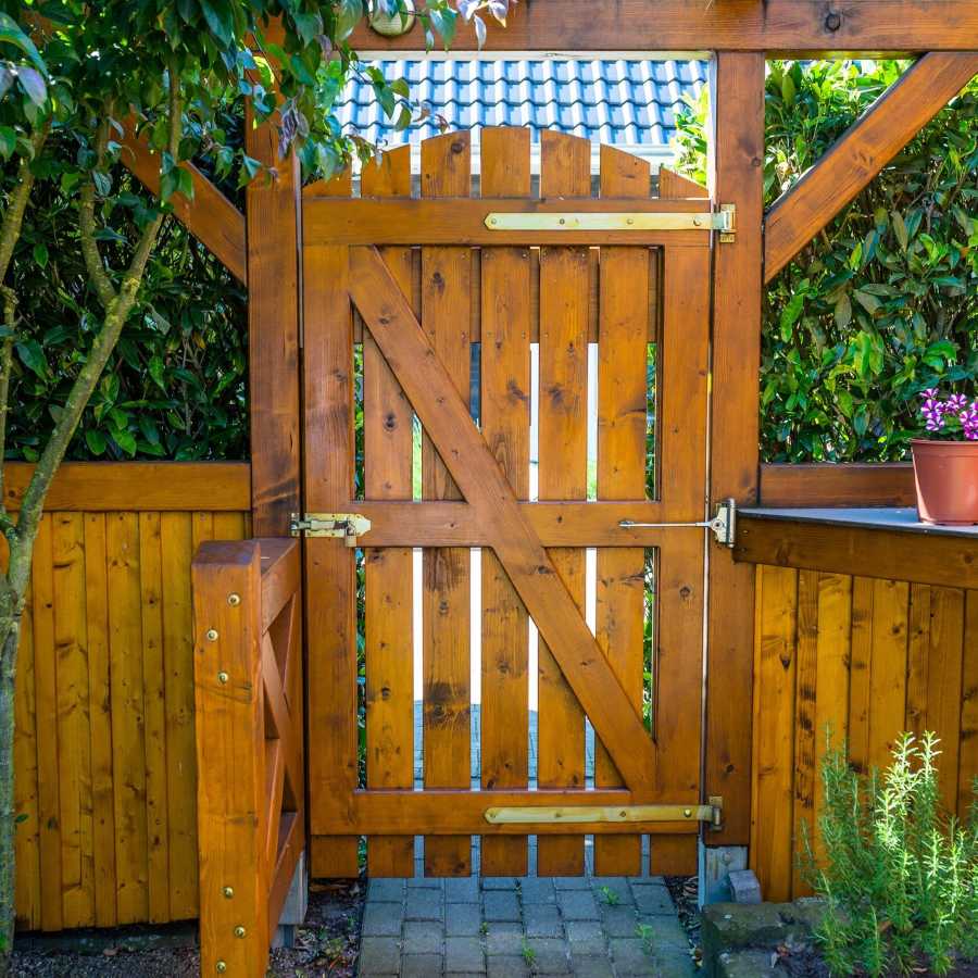 The Fence Painting Guide No One Talks About (But Everyone Needs)